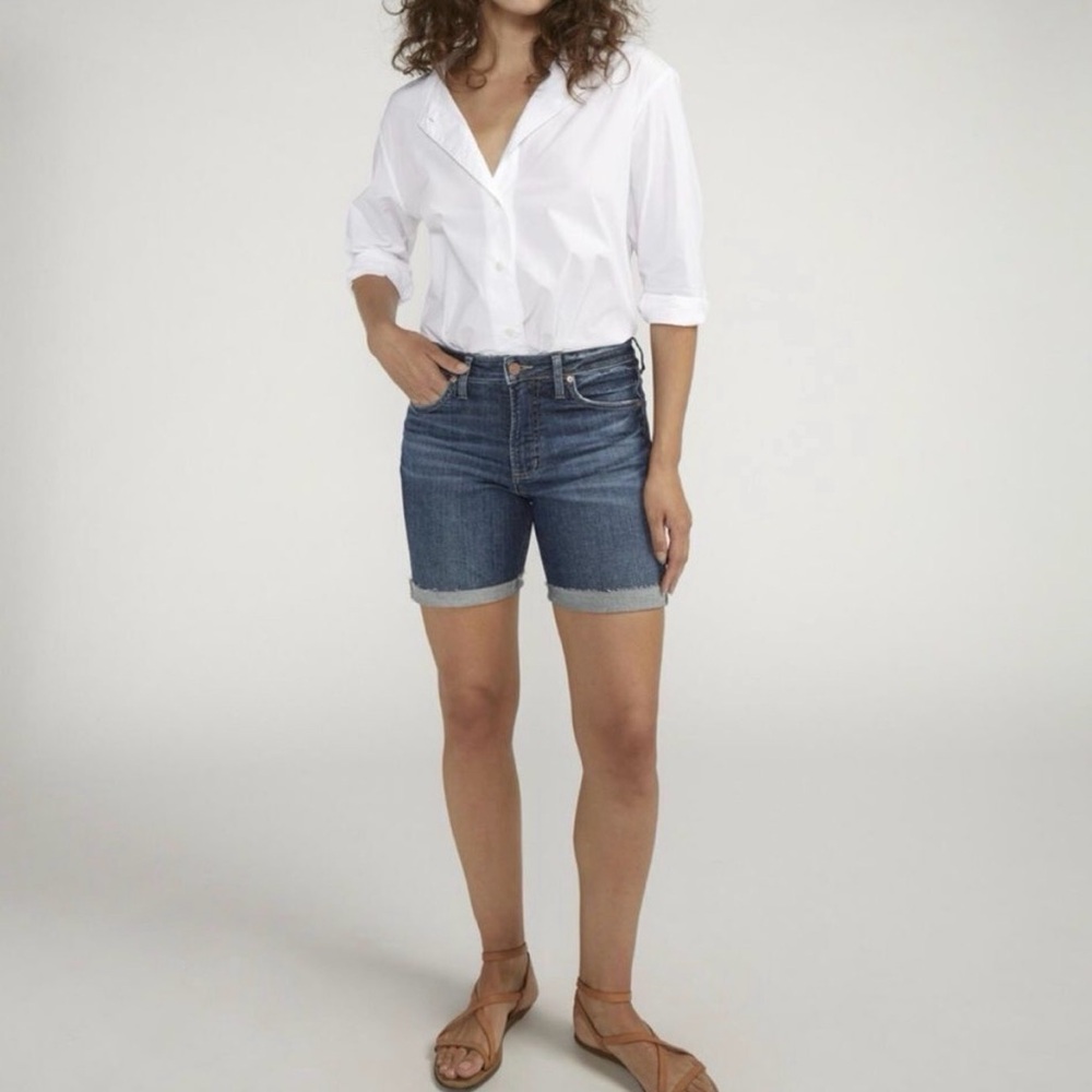 S38 NWT Silver Jeans Co. Sure Thing High Rise Long Short - Size: 26
